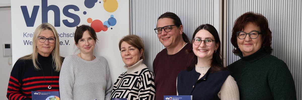 Fünf Frauen und ein Mann lachen in die Kamera.