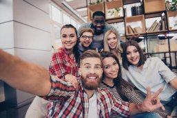 Fröhliche Studenten machen ein Selfie.