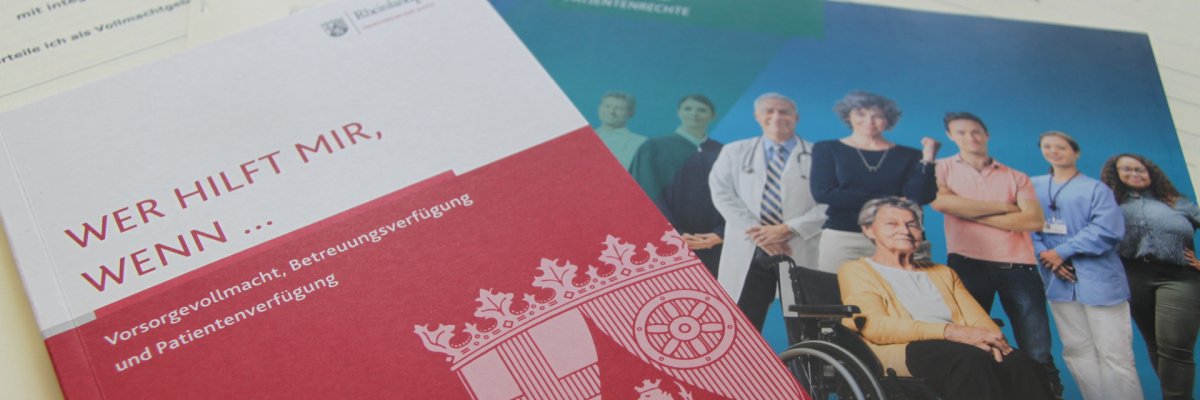 Eine jüngere und eine ältere Person geben sich beide Hände.