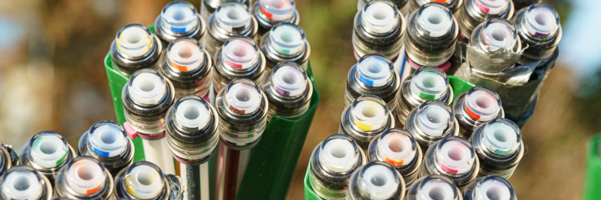Verschiedene Kabel mit Glasfaserkabeln sind im Querschnitt zu sehen.