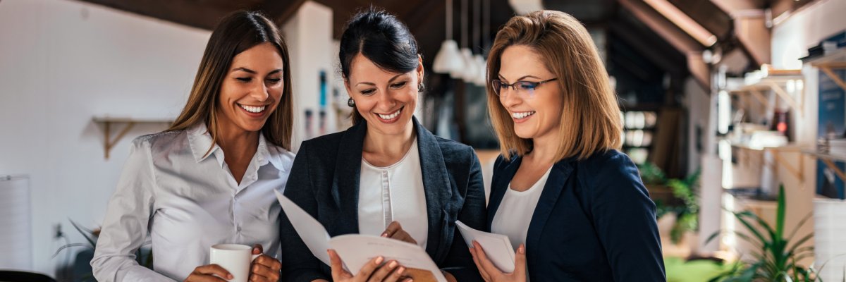 Drei Business-Frauen unterhalten sich.
