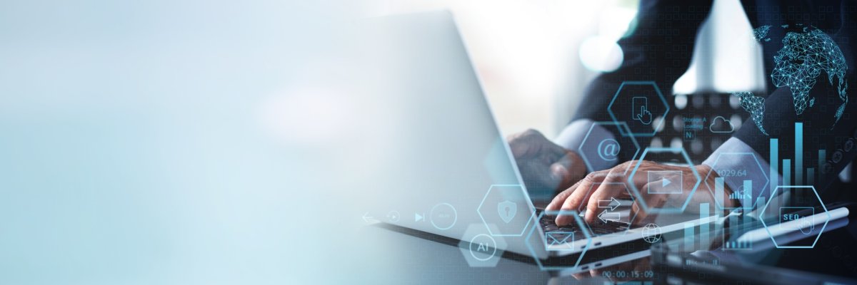 Männerhände tippen auf einem Laptop,  darüber verschiedene Kommunikations-Icons.