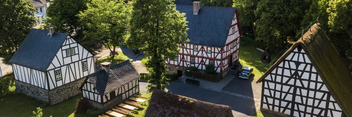 Eine Luftbildaufnahme von Fachwerkhäusern.