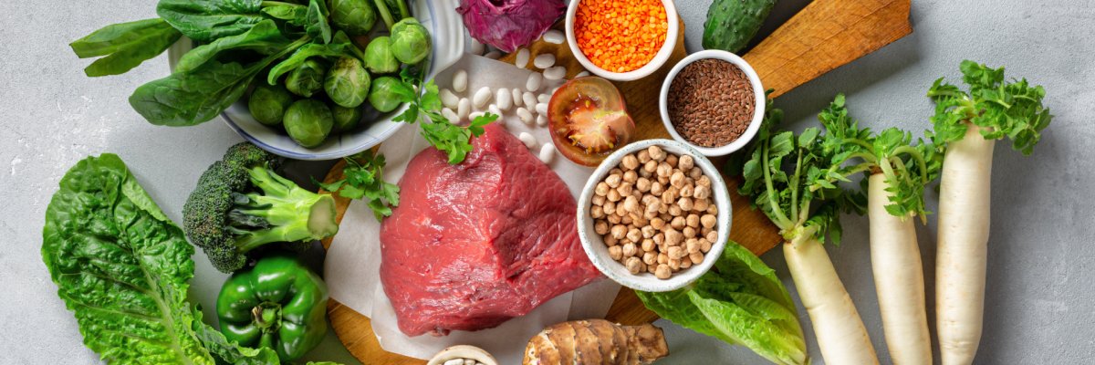 Auf einem Tisch liegen unterschiedlichste Lebensmittel von Eiern über Fleisch bis hin zu Gemüse.