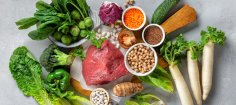 Auf einem Tisch liegen unterschiedlichste Lebensmittel von Eiern über Fleisch bis hin zu Gemüse.