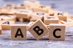Holzwürfel mit den Buchstaben A, B und C.