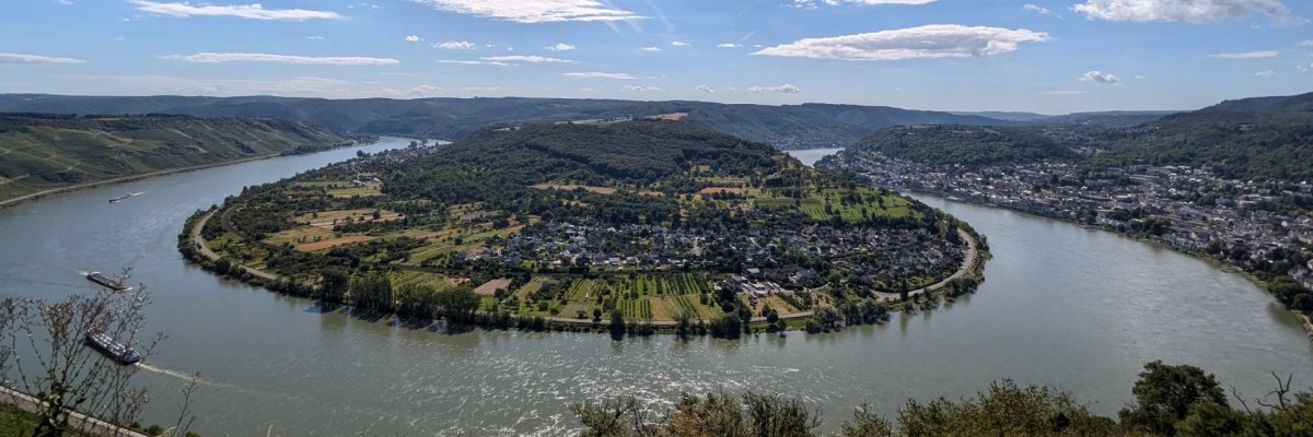 Bei Filsen macht der Rhein eine Schleife.