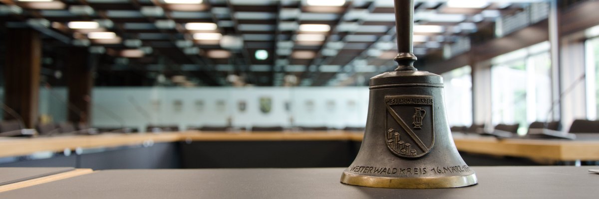 Die Glocke steht im Sitzungssaal auf dem Tisch.