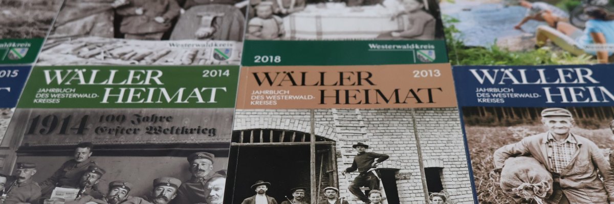 Verschiedene Ausgaben der "Wäller Heimat" der letzten Jahre sind nebeneinander aufgereiht.