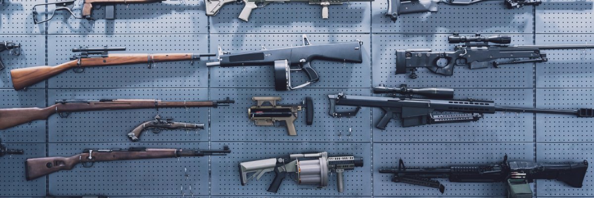 An einer Wand hängen unterschiedliche Waffen.