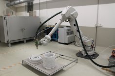 Ein Roboter fertigt im 3D-Druck ein Objekt an.