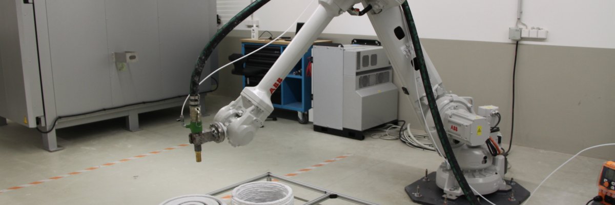 Ein Roboter fertigt im 3D-Druck ein Objekt an.