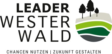 Rechts im Logo ist ein angedeutetes Wappen mit grünen und grauen Streifen und drei Bäumen darauf. Links steht "Leader Westerwald" und darunter der Claim "Chancen nutzen - Zukunft gestalten".