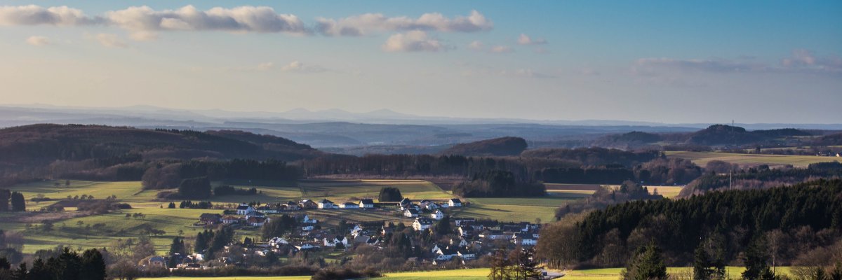 ein Dorf inmitten der Westerwälder Landschaft.