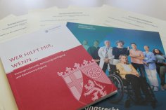 Verschiedene Broschüre und Formulare liegen auf einem Tisch.