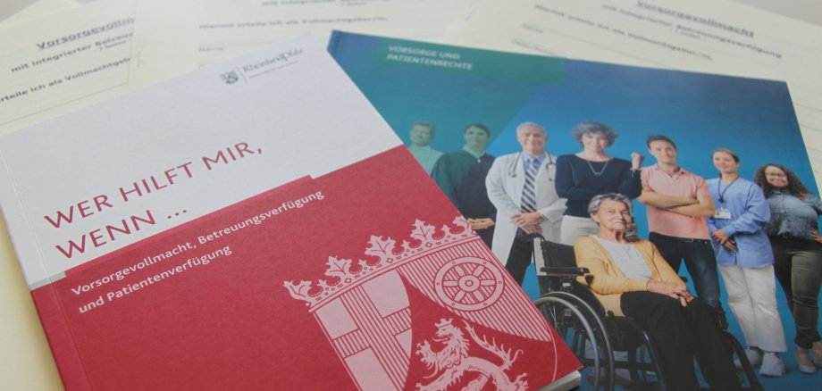 Verschiedene Broschüre und Formulare liegen auf einem Tisch.