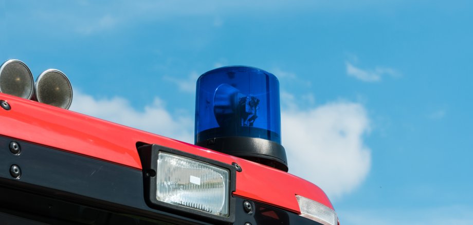 Blaulicht Das Blaulicht auf dem Dach eines Wagens blinkt.