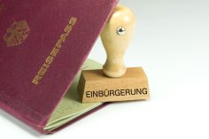 Auf einem deutschen Reisepass steht ein Stempel mit dem Aufdruck Einbürgerung.