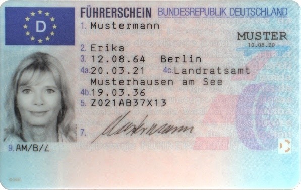 Der Kartenführerschein hat links oben eine EU-Fahne mit einem D darauf. Bereits auf der Vorderseite sind alle relevanten Daten wie Vor- und Zuname, Geburtsdatum und -ort, Führerscheinnummer und -klassen zu erkennen.
