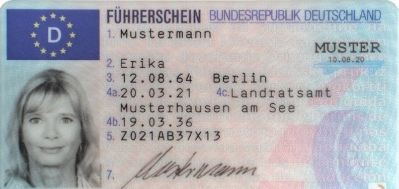 Der Kartenführerschein hat links oben eine EU-Fahne mit einem D darauf. Bereits auf der Vorderseite sind alle relevanten Daten wie Vor- und Zuname, Geburtsdatum und -ort, Führerscheinnummer und -klassen zu erkennen.