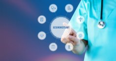 Arzt zeigt auf ein digitales medizinisches Interface, in deren Mitte Gesundheitsamt steht. Der Text ist umgeben von Icons, angeordnet im Kreis.