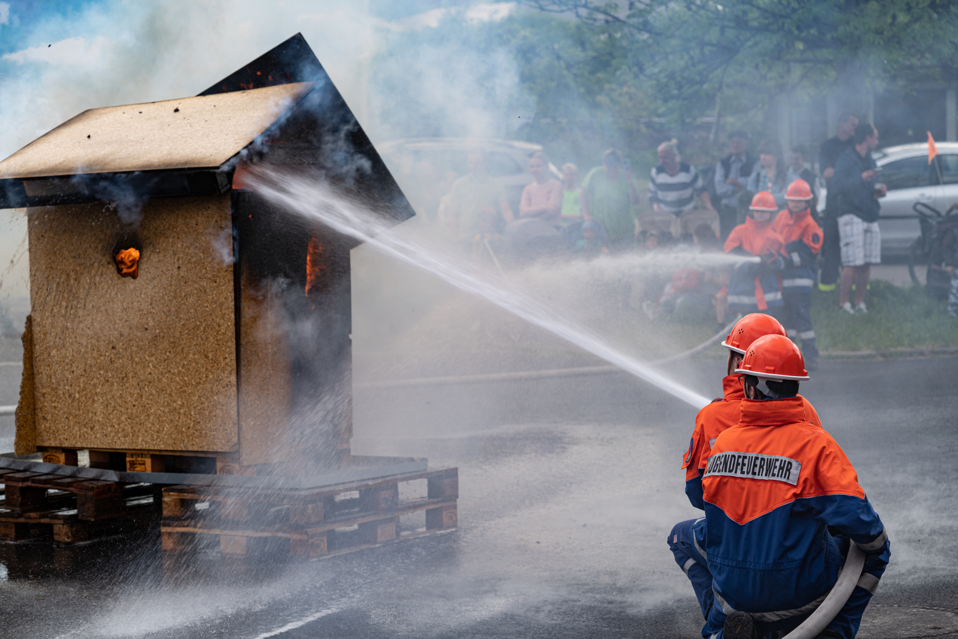 Jugendfeuerwehr bei einer Übung.