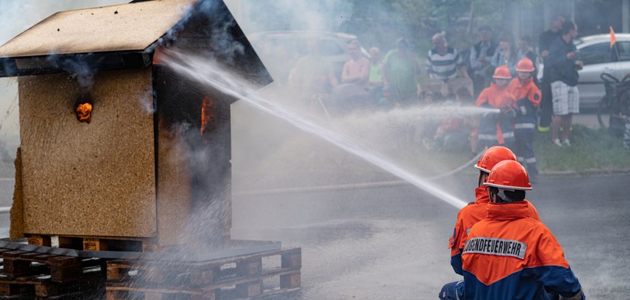 Jugendfeuerwehr bei einer Übung.