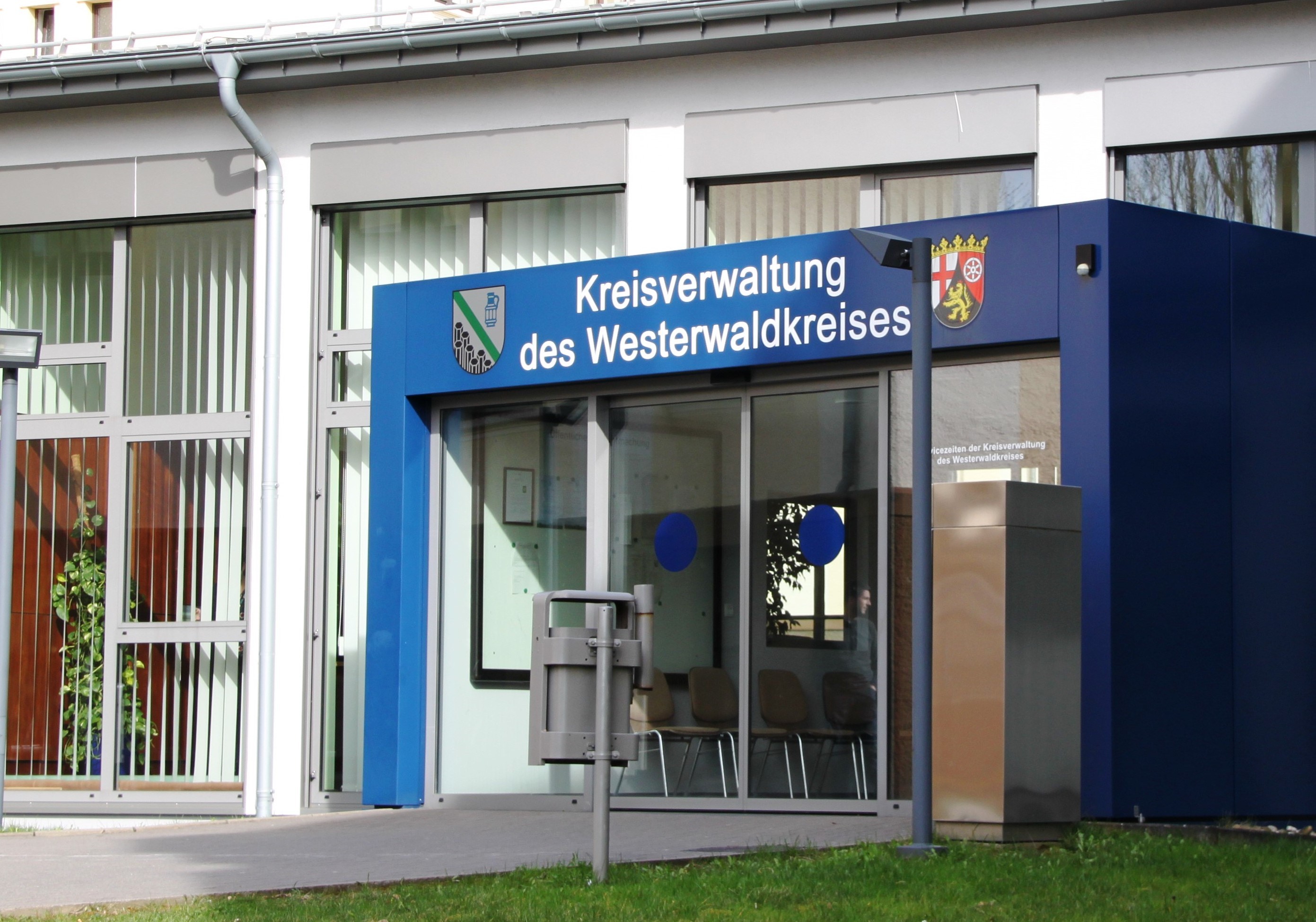 Durch eine Schiebetür aus Glas gelangt man durch den Haupteingang in die Kreisverwaltung.