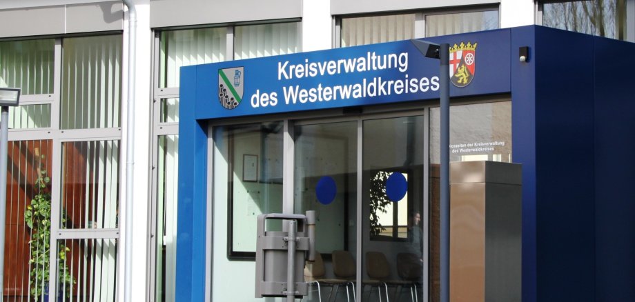 Durch eine Schiebetür aus Glas gelangt man durch den Haupteingang in die Kreisverwaltung.