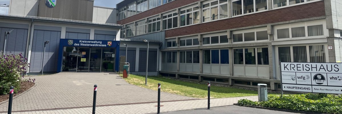 Haupteingang der Kreisverwaltung mit seinem Seitenflügel.