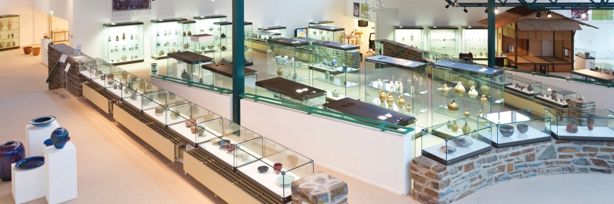 Der Ausstellungsraum des Keramikmuseums Westerwald verfügt über viele Vitrinen.