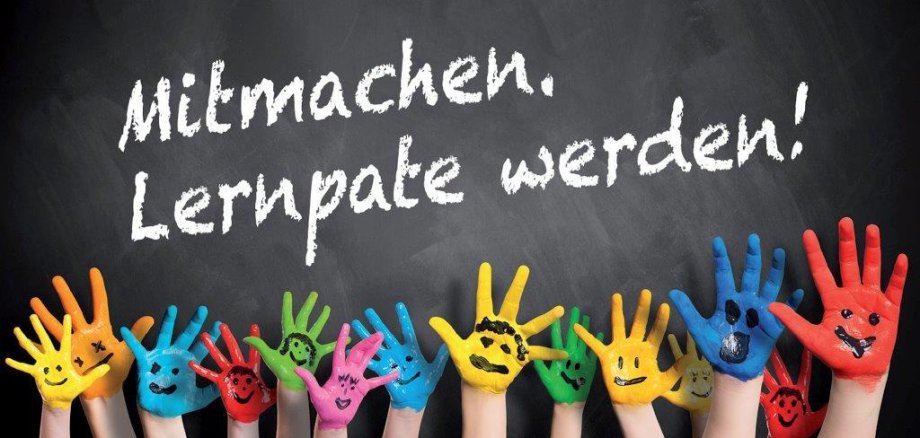 Viele bunten Hände strecken sich nach oben. 