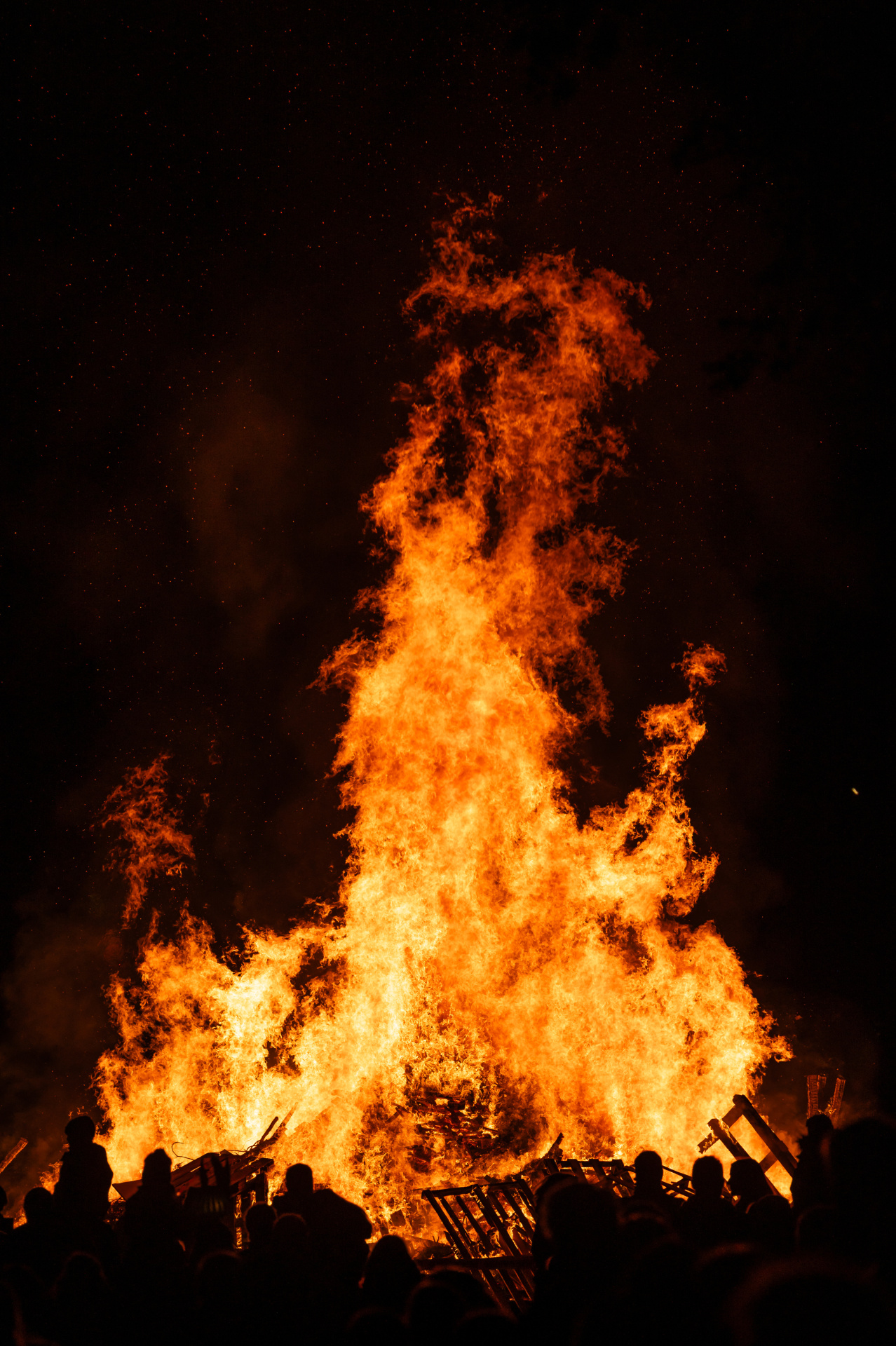Großes Martinsfeuer zu Sankt Martin beim Martinsumzug.