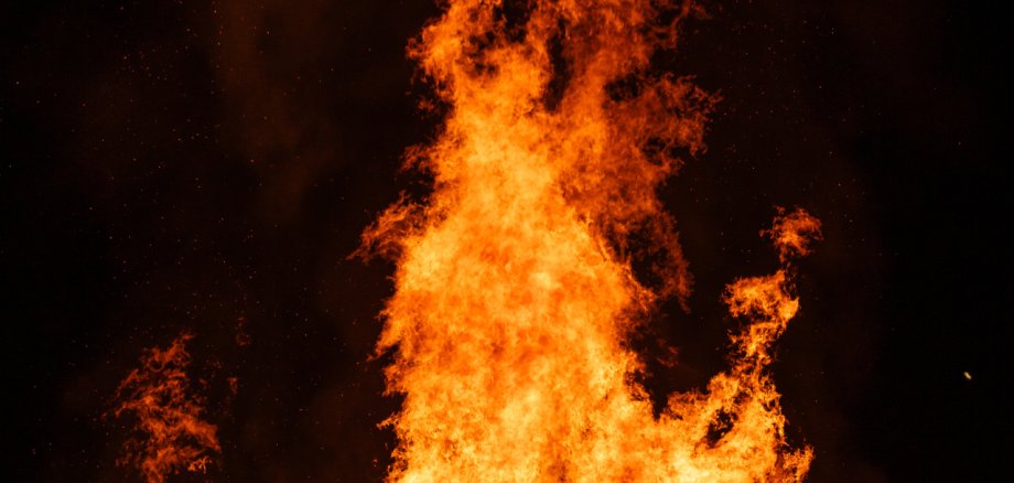 Großes Martinsfeuer zu Sankt Martin beim Martinsumzug.