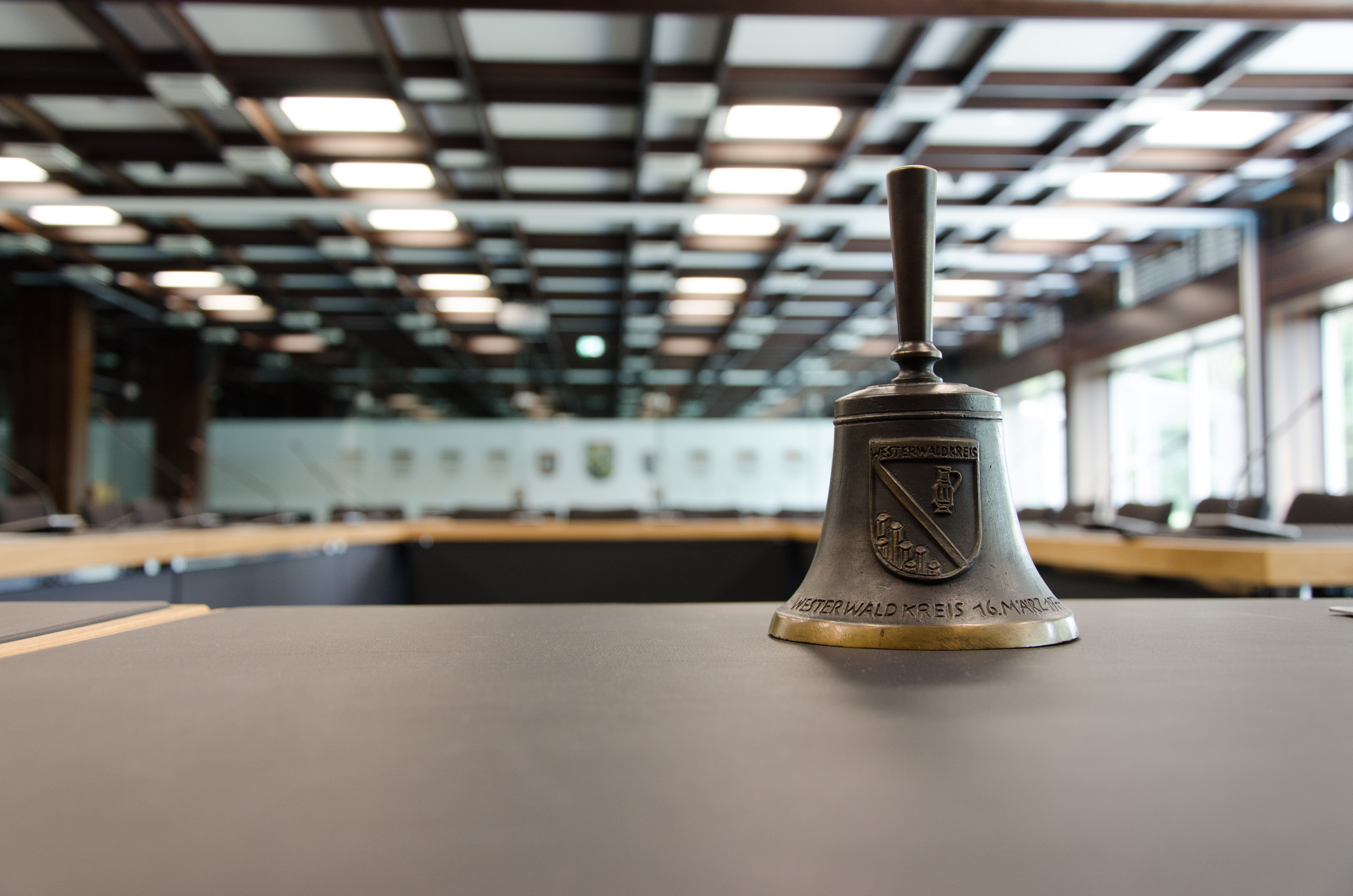 Die Glocke steht im Sitzungssaal auf dem Tisch.