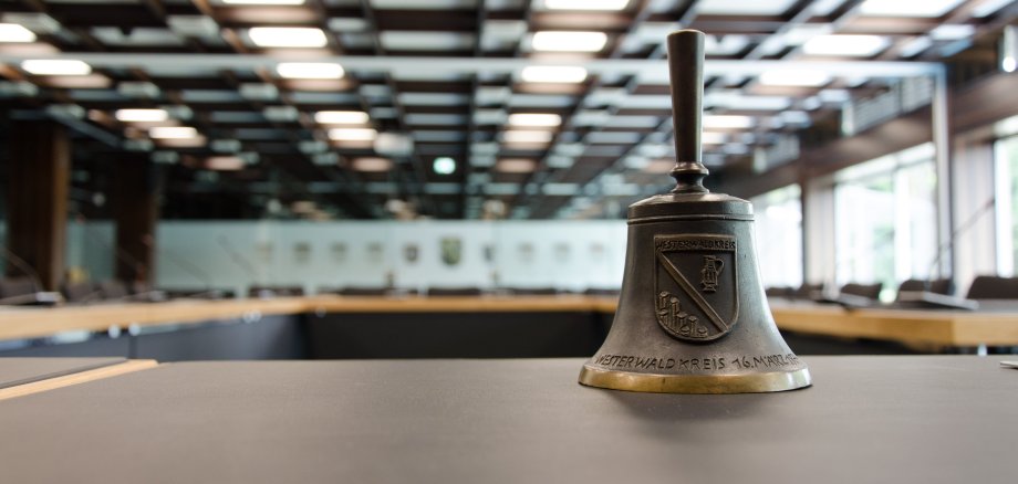 Die Glocke steht im Sitzungssaal auf dem Tisch.