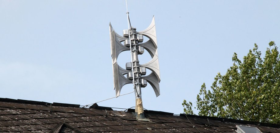 Eine der neuen Sirenen auf einem Dach.