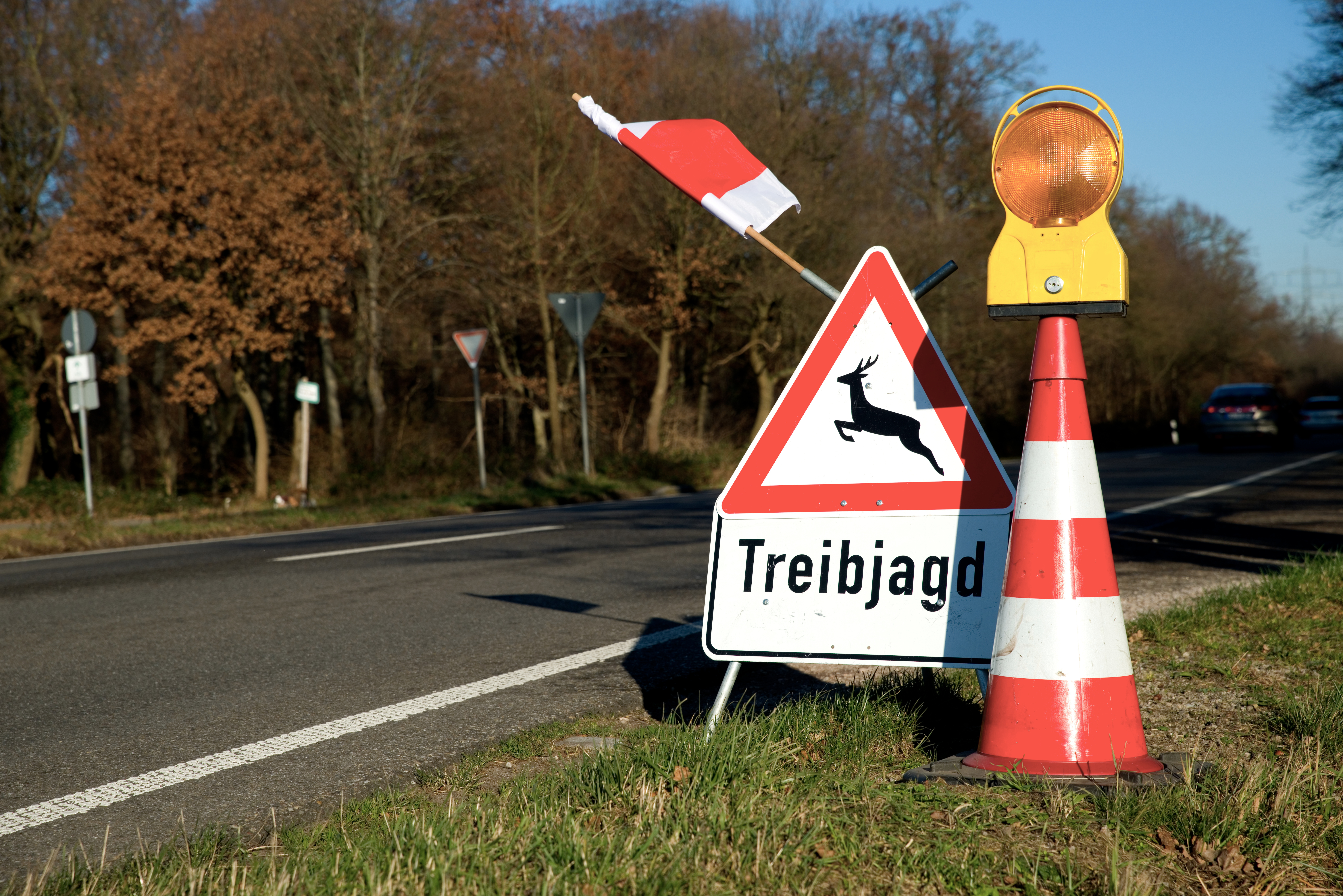Schilder weisen auf eine Treibjagd hin.
