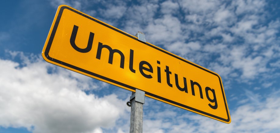 Ein Umleitungsschild vor blauem Himmel.
