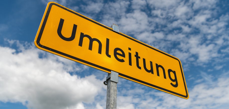 Ein Umleitungsschild vor blauem Himmel.