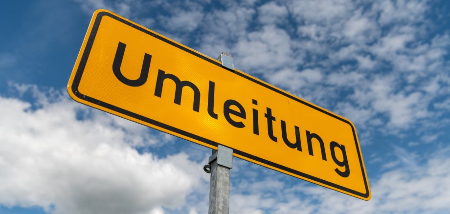 Ein Umleitungsschild vor blauem Himmel.