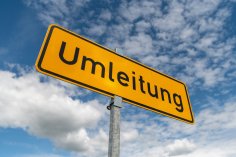 Ein Umleitungsschild vor blauem Himmel.
