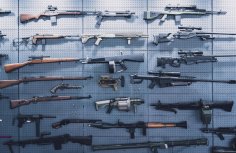 An einer Wand hängen unterschiedliche Waffen.
