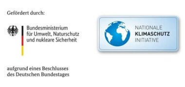 Geschrieben steht im Logo: Gefördert durch: Bundesministerium für Umwelt, Naturschutz und nukleare Sicherheit. Rechts ist das Logo der Nationalen Klimaschutz Initiative. Unter den Logos ist der Schriftzug aufgrund eines Beschlusses des Deutschen Bundestages.