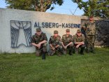Fünf Männer in Bundeswehrkleidung knien vor der Alsberg-Kaserne.