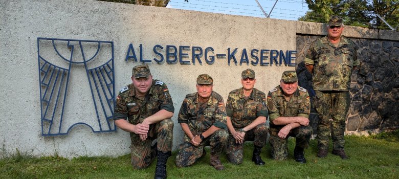 Fünf Männer in Bundeswehrkleidung knien vor der Alsberg-Kaserne.