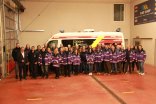 Ein Gruppenbild der Notfallseelsorger in der Fahrzeughalle der Feuerwehr Selters gemeinsam mit Landrat und BKIs.