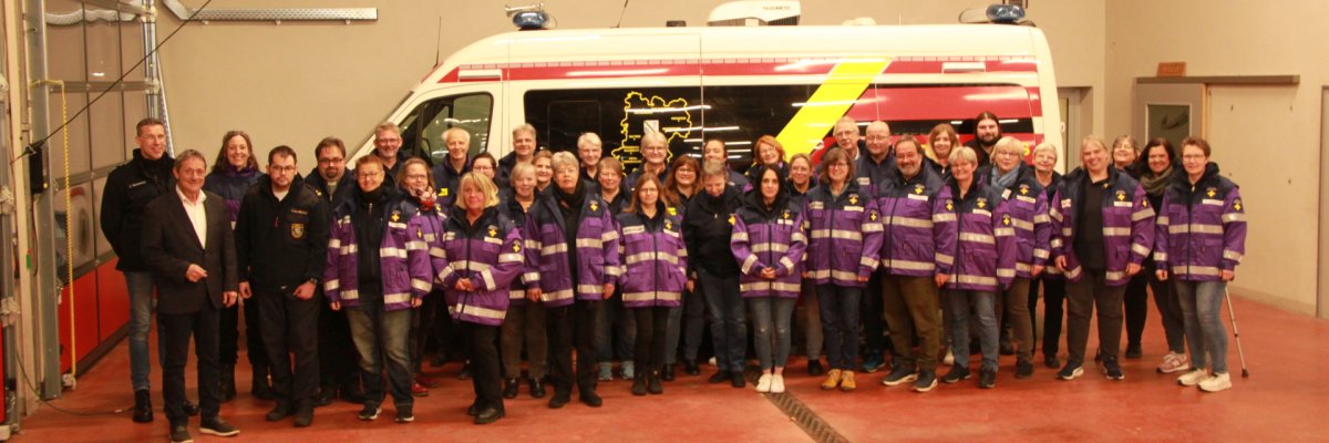 Ein Gruppenbild der Notfallseelsorger in der Fahrzeughalle der Feuerwehr Selters gemeinsam mit Landrat und BKIs.