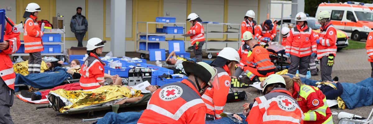 Beim Landesübungstag kümmert sich das DRK um Verletzte.