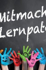 Viele bunten Hände strecken sich nach oben. 